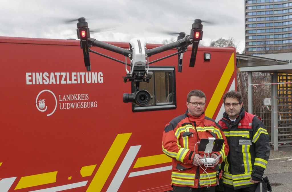 Drohnenpilot Stefan Hasenhündl (links) und Kreisbrandmeister Andy Dorroch bei der Übung auf dem W&W-Gelände.