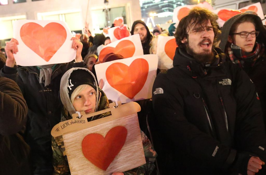Am Mittwoch kam es zu mehreren Kundgebungen in Berlin. Mehrere hundert Berliner demonstrierten mit roten Herzen gegen ...