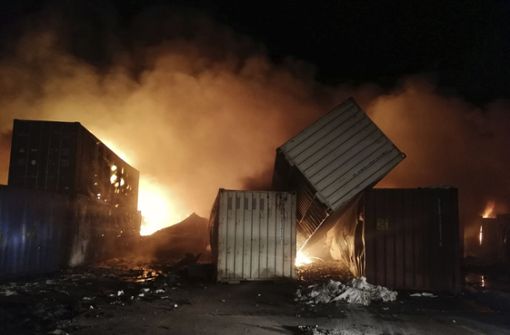 Ein Raketenangriff soll Teile des Containerhafens in Brand gesetzt haben. Foto: dpa/SANA