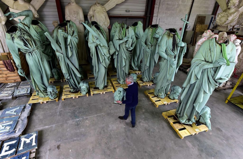 Der Restaurator Patrick Palem mit einigen der 16 großen Kupferstatuen von Notre-Dame de Paris.