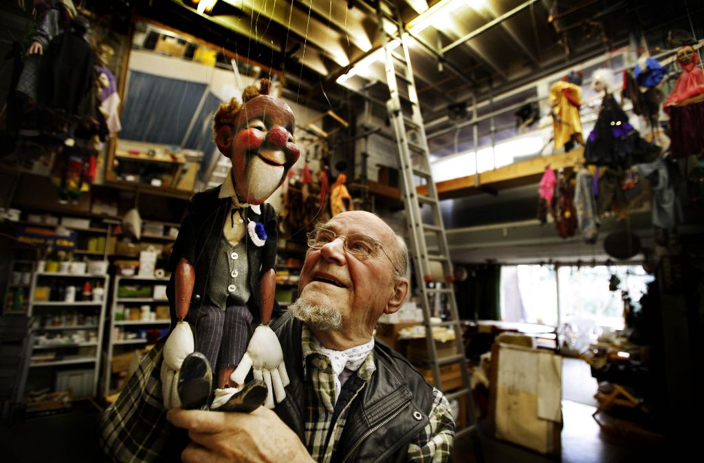 Clown Gustaf war die erste Marionette von Albrecht Roser. Er baute sie 1951. Das Studio und die Werkstatt im Hintergrund mussten nun geräumt werden.