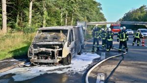 Brand in Stuttgart-West: Ford steht in Flammen – Fahrer rettet sich aus Auto