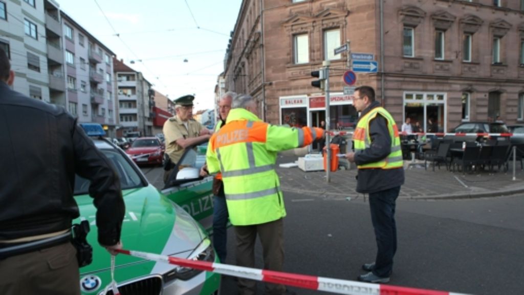 Drei Verletzte in Nürnberg: 42-Jähriger rast mit Auto in Café