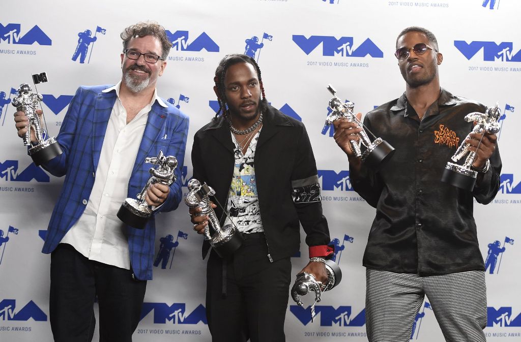 Von links: Dave Meyers, Kendrick Lamar und Dave Free mit den Awards für das Video „Humble“