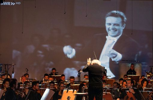 Emilio Pomárico dirigiert „Trio“ und das  SWR-Symphonieorchester. Carlos Kleiber schaut zu. Foto: SWR/Ralf Brunner/Lian Rotem-Stibbe