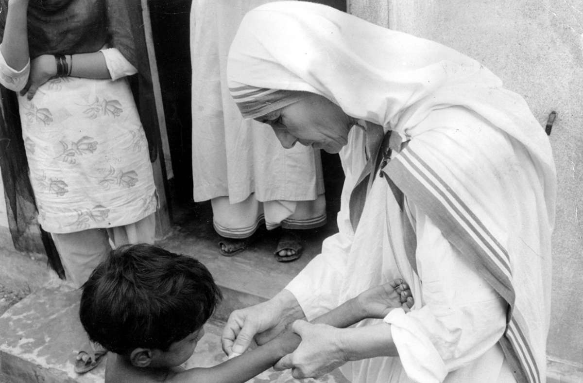 Mutter Teresa war eine indische Ordensschwester und Missionarin. Weltweit bekannt wurde sie durch ihre Arbeit mit Armen, Obdachlosen, Kranken und Sterbenden, für die sie 1979 den Friedensnobelpreis erhielt. In der katholischen Kirche wird sie als Heilige verehrt.