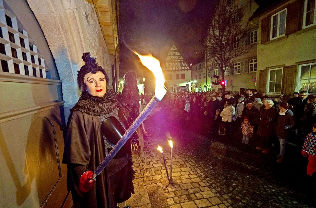 Vor dem Stadtmuseum geht es los : Sabine Duffner führt als Teufel die Zuschauer durch die Altstadt.