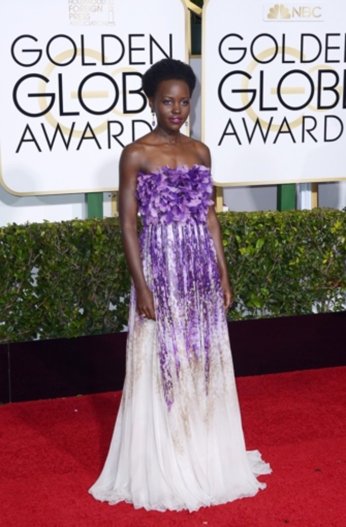 Nicht umsonst ist Lupita Nyongo der Liebling aller Designer. Die Oscar-Preisträgerin kann auch diese ausgefallene Kreation von Giambattista Valli locker tragen.