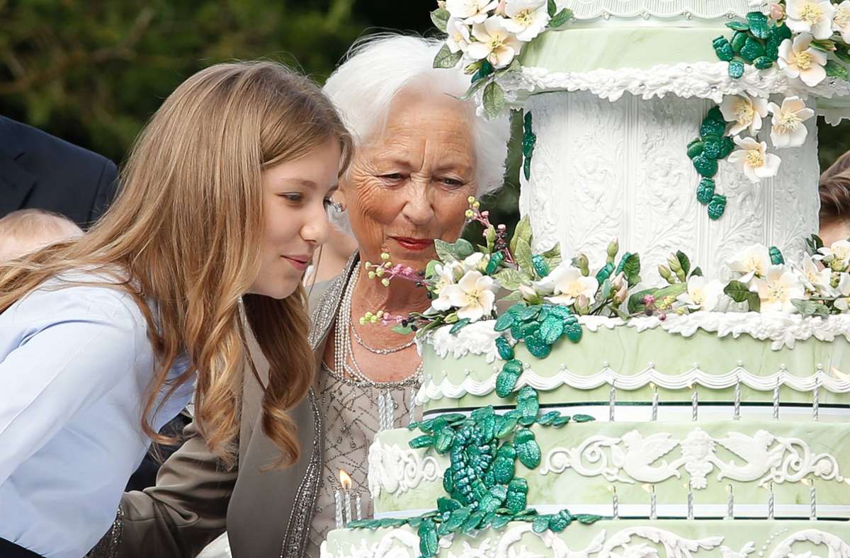 Elisabeth mit ihrer Großmutter, der früheren Königin Paola, an deren 80. Geburtstag.