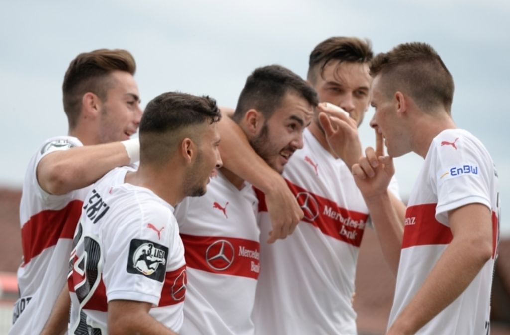 Die Spieler des VfB Stuttgart II feiern den 3:1-Sieg gegen die SG Sonnenhof Großaspach. Den FuPa-Stuttgart-Liveticker gibt es hier zum Nachlesen.