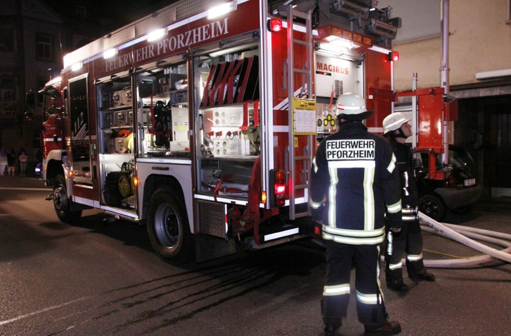 In der Nacht zum Freitag wurde die Feuerwehr zu einem Brand in den Pforzheimer Stadtteil Dillweißenstein gerufen.