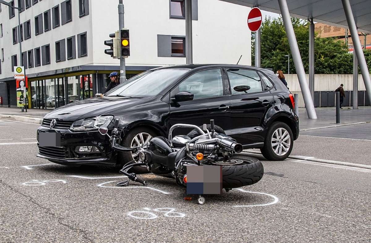 Beim Zusammenprall mit einem Auto wurde ein Motorradfahrer in Böblingen schwer verletzt.