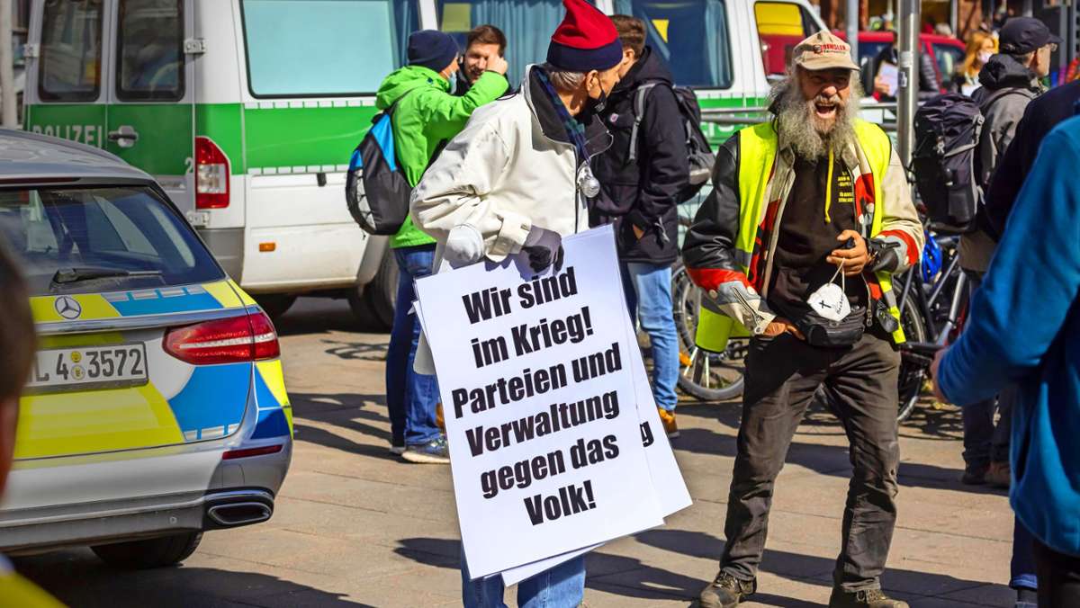  Maskenpflicht und Impfkampagne bleiben Reizthemen. Könnten sich extreme Fälle wie in Idar-Oberstein, wo ein Tankstellenmitarbeiter starb, auch in Baden-Württemberg ereignen? Ein Verfassungsschützer gibt Auskunft. 