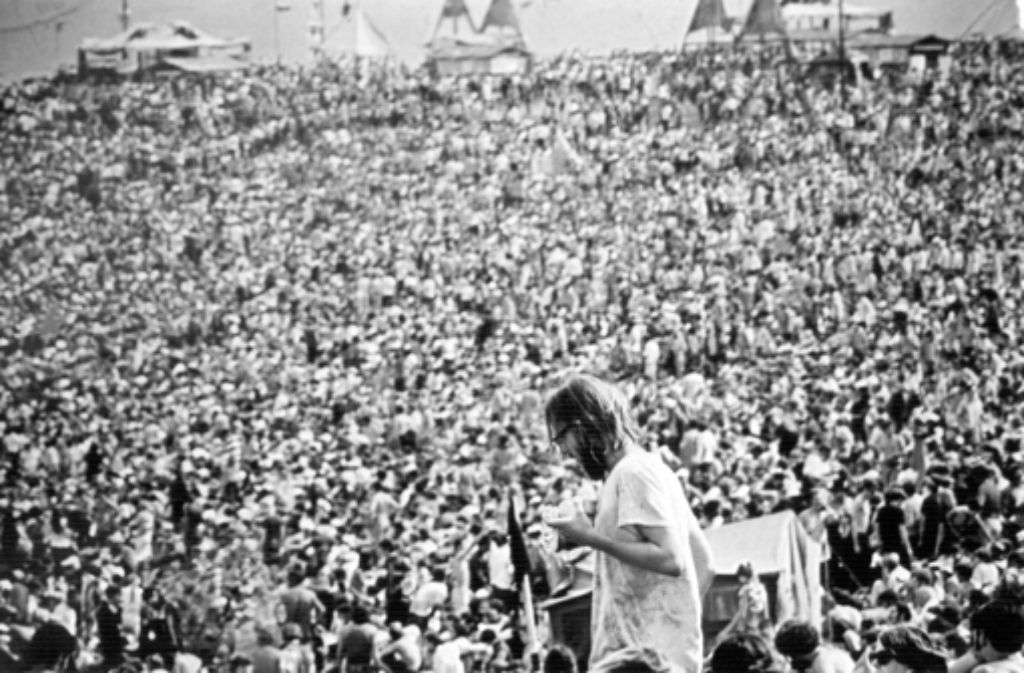 Sein Auftritt beim Woodstock-Festival 1969 machte ihn weltberühmt. Das Archivbild aus dem August 1969 zeigt die zahlreichen Besucher des legendären Rock-Festivals in Bethel (New York), auf dem Cocker gemeinsam mit Musikern wie Santana, Jimi Hendrix und Janis Joplin auf der Bühne stand.