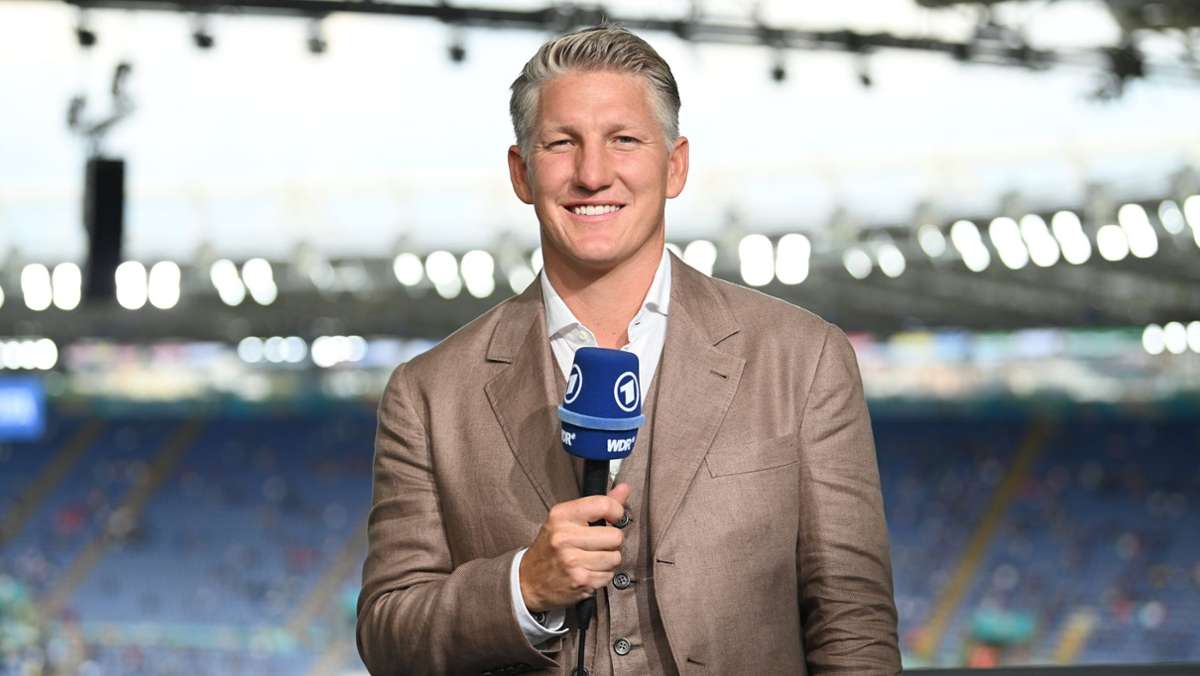  Nach einer Entschuldigung bleibt Bastian Schweinsteiger TV-Experte der ARD. Der Sender hatte den Auftritt des Ex-Fußballers bei der TV-Übertragung von der EM und das Absetzen eines Tweets mit Werbebotschaft längere Zeit geprüft. 