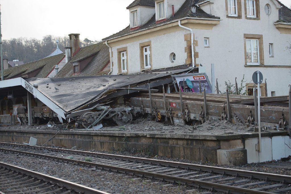 Nach dem schweren Güterwaggon-Unfall am Bahnhof Stuttgart-Feuerbach fahren die Stadt- und Regionalbahnen von diesem Dienstag an wieder wie gewohnt.