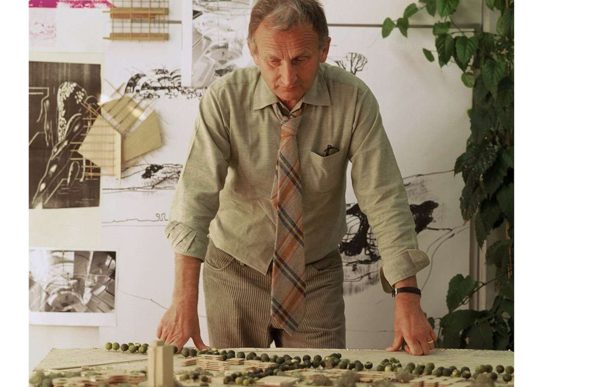 Günter Behnisch vor dem Modell für die Bundesbauten in Bonn im Büro in der Mendelssohnstraße in Stuttgart-Sillenbuch, 1978