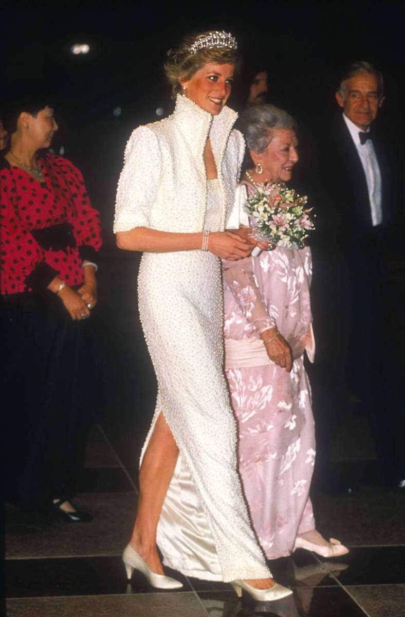 1989: 20.000 Perlen sollen auf dem „Elvis-Kleid“ von Catherine Walker verarbeitet worden sein. Prinzessin Diana trug es das erste Mal bei einer Reise nach Hongkong. Seinen Namen erhielt es wegen des zugehörigen Bolero-Jäckchens mit dem hochstehenden Kragen. Heute ist das Kleid ein Ausstellungsstück des „Victoria and Albert Museum“ in London.