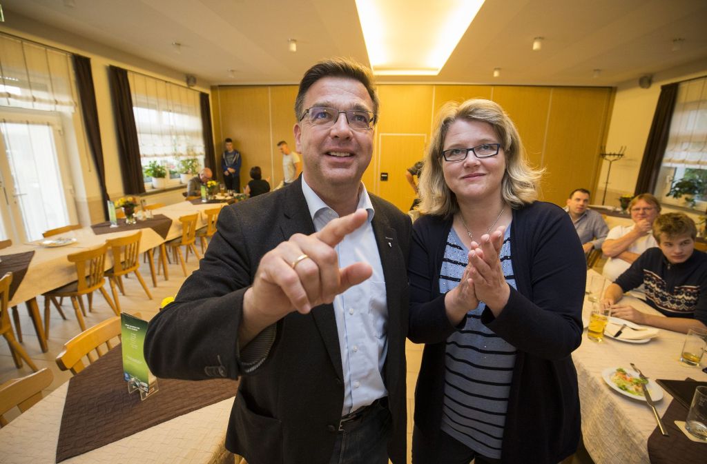 Freude bei AfD-Kandidat Volker Münz hier mit seiner Ehefrau Bettina über das Ergebnis im Landkreis Göppingen.