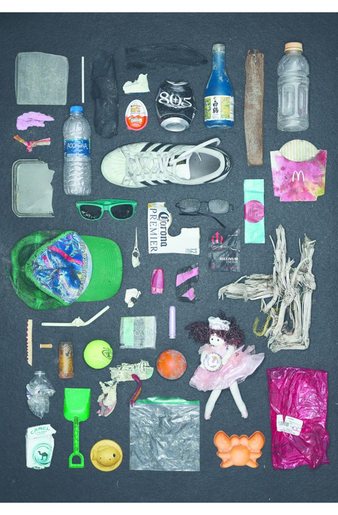 Ein Sneaker, eine Schirmmütze, eine Sonnenbrille: Müll aus Carpinteria Beach, Kalifornien