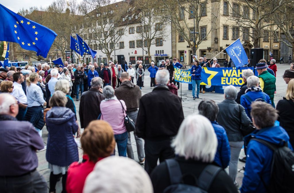 Blaue Fahnen wehen auf dem Schlossplatz für Europa. Foto: Lichtgut/Christoph Schmidt