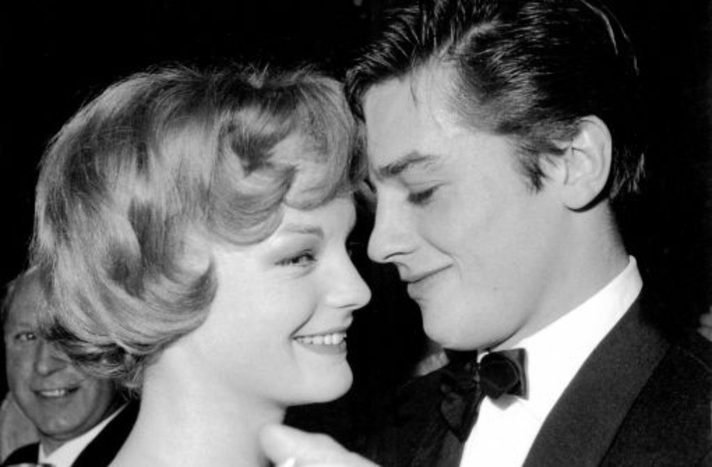 Im Juni 1958 begannen die Dreharbeiten zu Christine (1958), ein Remake der ersten Tonverfilmung des Stücks "Liebelei" von Arthur Schnitzler, in dem Romy den 1933 von Magda Schneider gespielten Part einnahm. An ihrer Seite spielte der damals noch unbekannte französische Schauspieler Alain Delon. Die beiden wurden nicht nur auf der Leinwand, sondern auch im wirklichen Leben ein Paar. Nach dem Ende der Dreharbeiten im Herbst 1958 ging die damals 20-Jährige mit Delon nach Paris.