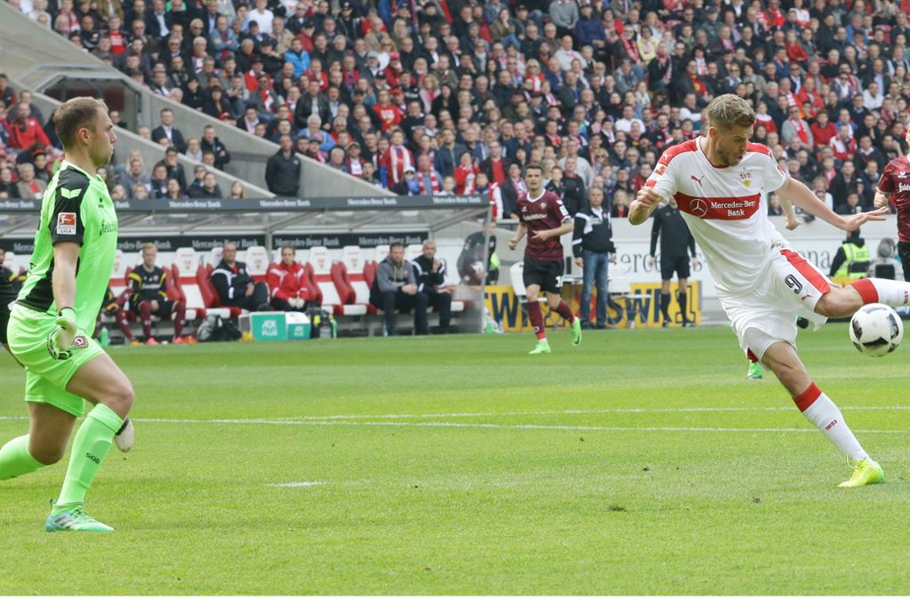 Neue Hoffnung: VfB-Torjäger Simon Terodde (rechts) ist nach 29 Minuten erstmals zur Stelle – mit einem Linksschuss verkürzt er auf 1:3.