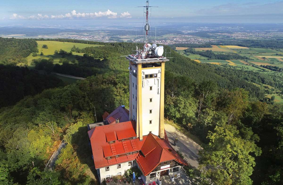 Momentan leider geschlossen: das Wanderheim auf dem Roßberg mit seinem Aussichtsturm