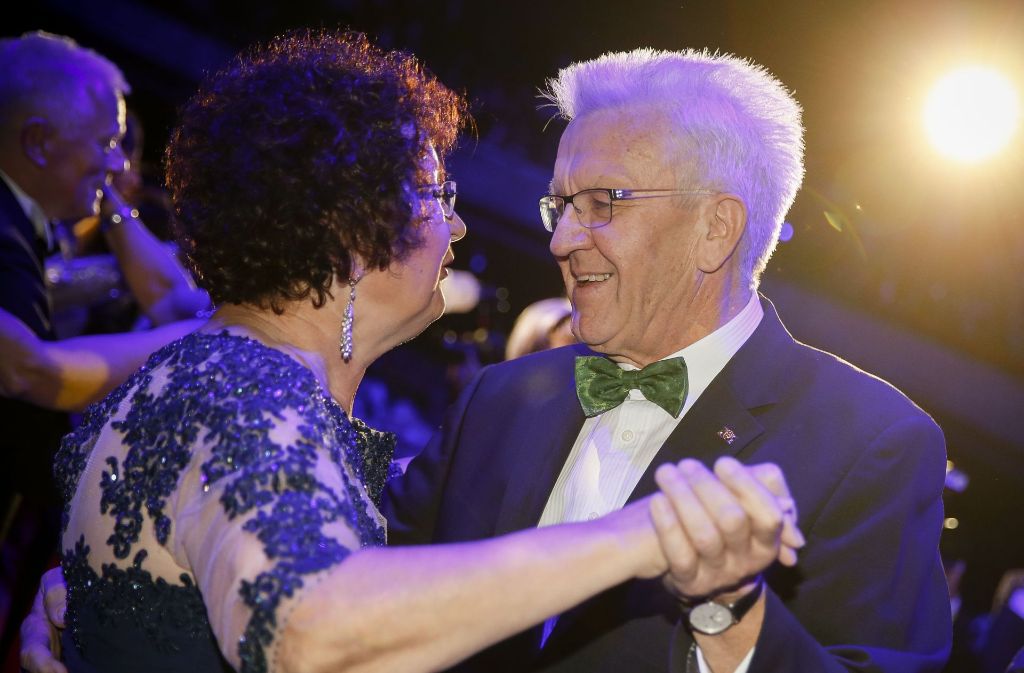 Ministerpräsident Winfried Kretschmann tanzt mit seiner Frau Gerlinde.