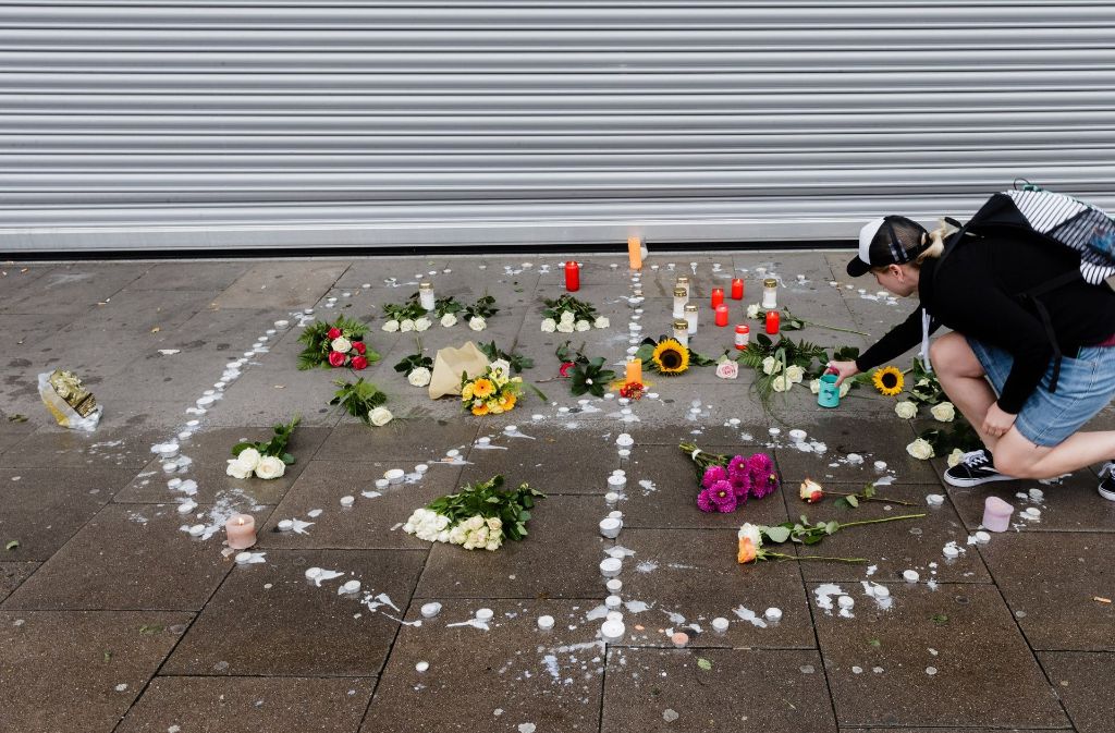 Trauer nach der Attacke in Hamburg: Passanten haben aus Teelichtern ein Peace-Zeichen am Tatort niedergelegt.