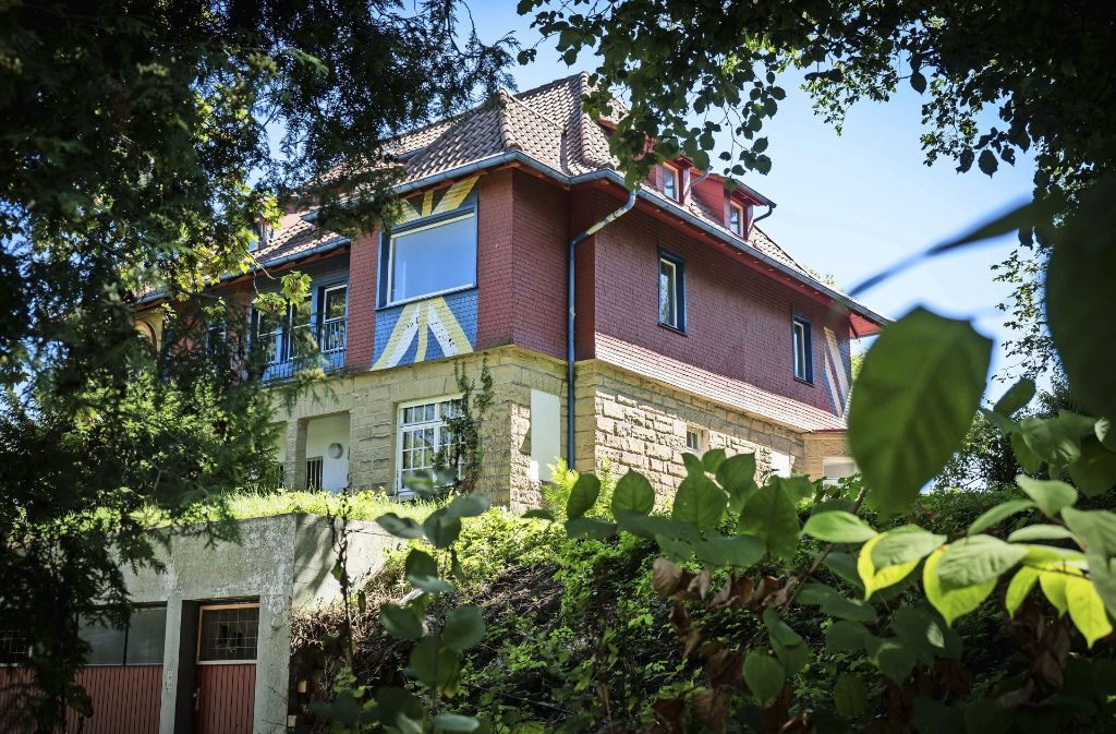 Außenansicht der Villa Hajek, einer „einmaligen Farbschachtel“, wie der Architekt Roland Ostertag sagt.