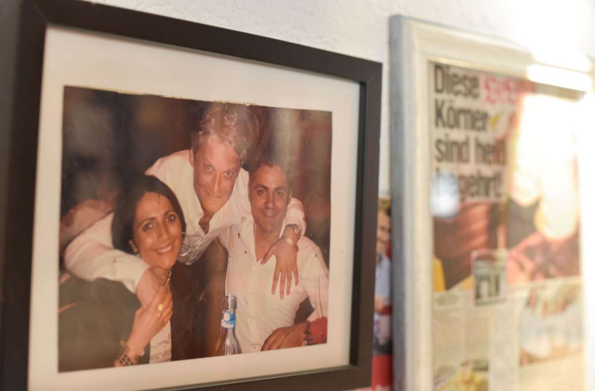 Auch Armin Veh war für die Blancones ein wichtiger Wegbegleiter – verewigt hier auf einem Foto mit dem damals noch jungen Ehepaar.