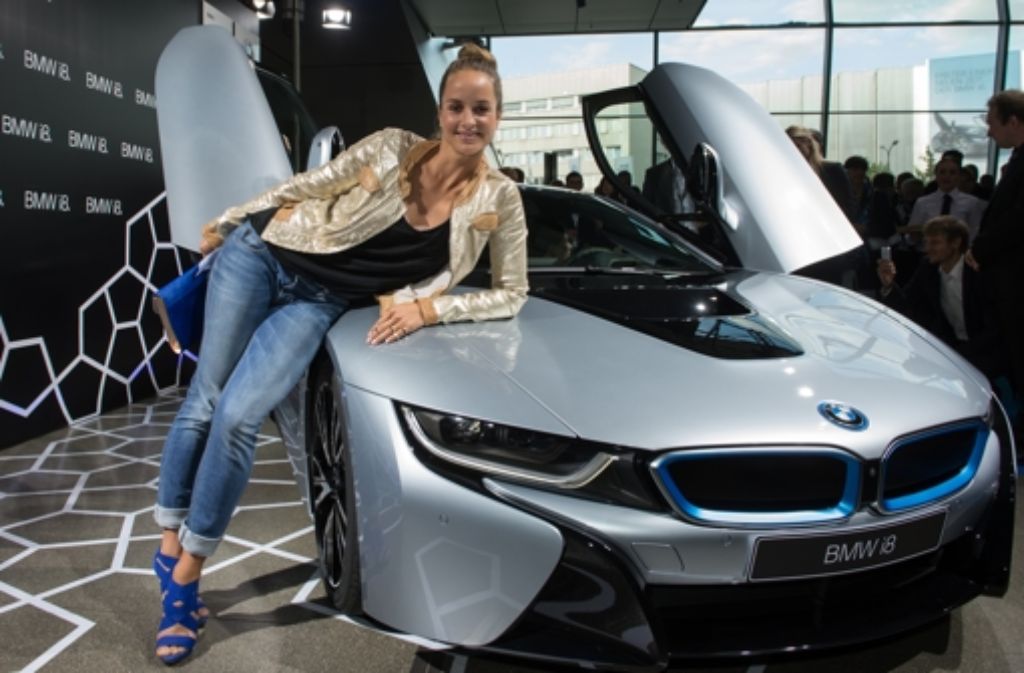 Mit dem neuen BMW i8 lassen sich alle gerne ablichten: Schauspielerin Lara Joy Körner posiert auf der Motorhaube des Elektroflitzers.