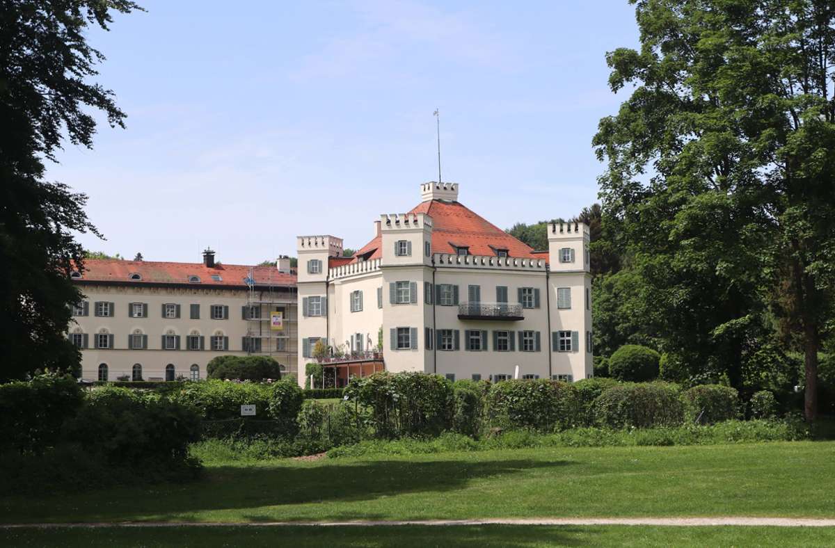Schloss Possenhofen wurde inzwischen renoviert, kann aber nicht besichtigt werden. Sisis Heimatort hat der Kaiserin allerdings ein Museum gewidmet und es gibt einen Elisabethweg.