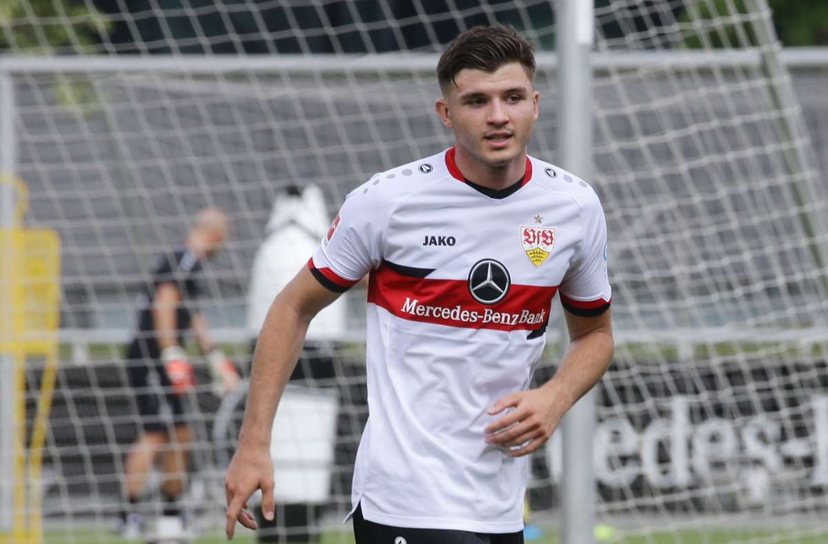 Zum Trainingsauftakt steckte Antonis Aidonis noch im Trikot des VfB Stuttgart. Jetzt wechselt der 20-Jährige in die zweite Liga. Foto: Baumann