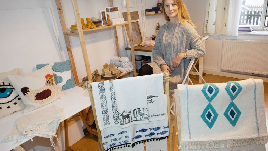  Unter dem jungen Label Harmanandcraft veredelt Gizem Söylet in ihrem Atelier in Esslingen Kopfkissen, Geschirrtücher und Teppiche. 