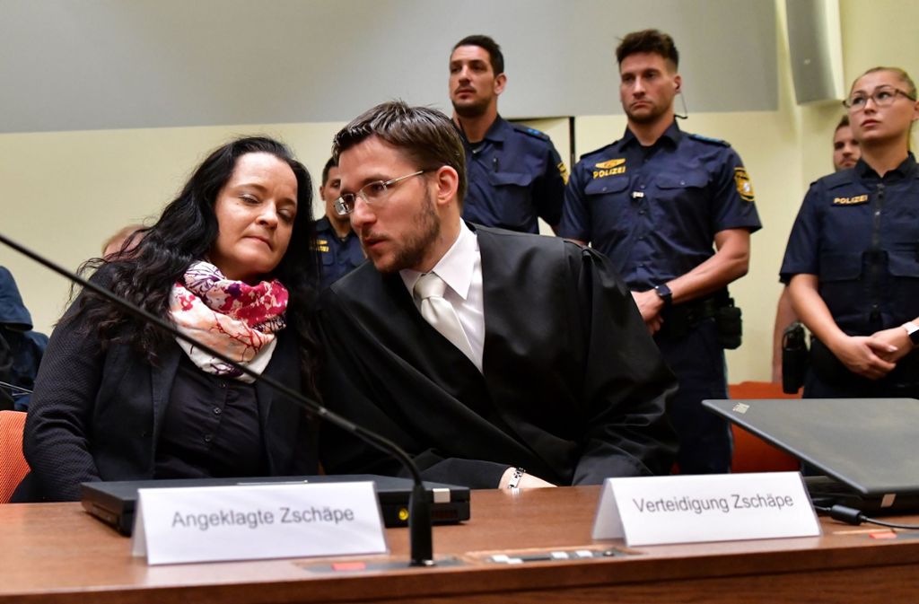 Die Angeklagte Beate Zschäpe sitzt im Gerichtssaal im Oberlandesgericht neben ihrem Anwalt Mathias Grasel.