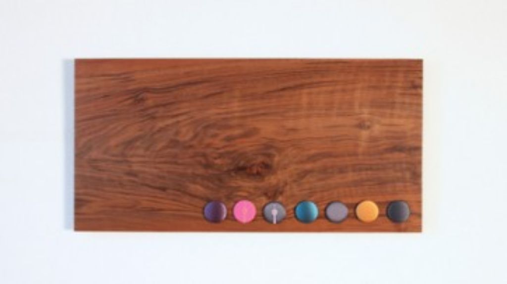 Ein Magnetboard aus Nußbaum - das ist eines der Ausstellungsstücke von Monika Goebel.