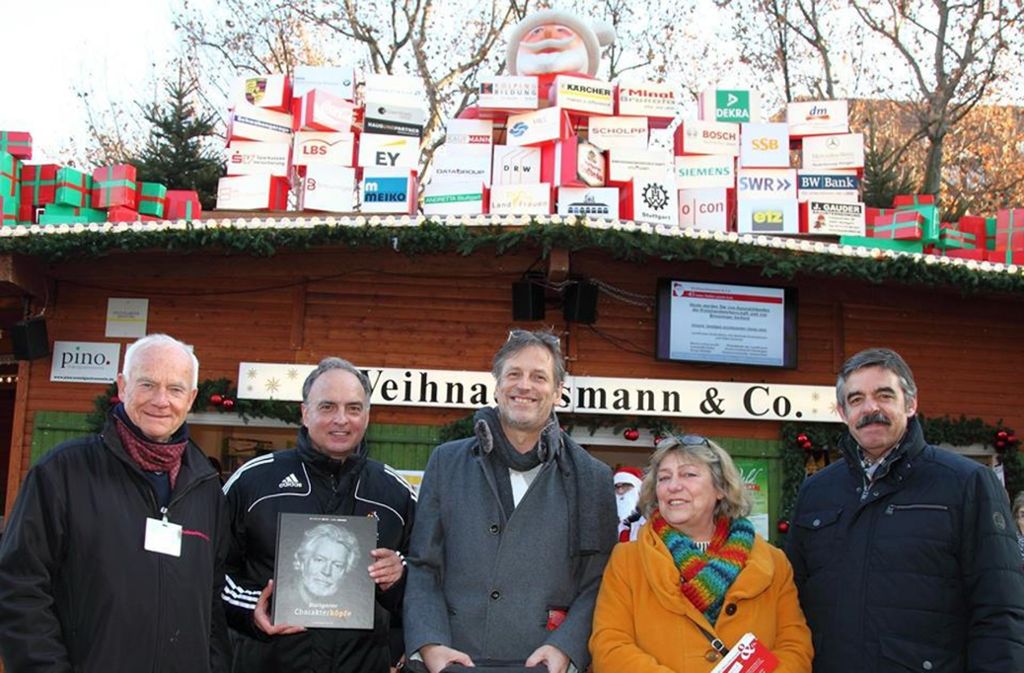 Am Stand von Weihnachtsmann & Co (von links): Thomas Zell, der Vorsitzende der Aktion, VfB-Ikone Hansi Müller, Textautor Uwe Bogen, Verlegerin Christel Werner (Silberburg-Verlag) und Fotograf Wilhelm Betz.