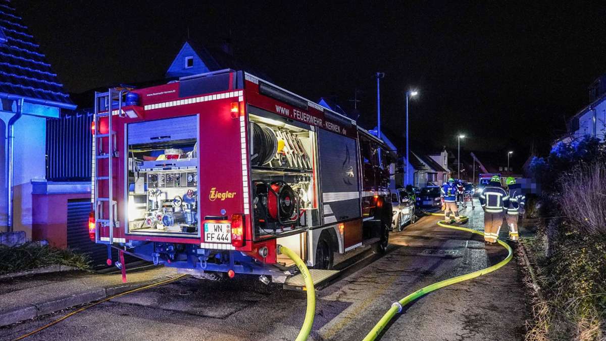  Die Feuerwehr ist am Dienstagabend zum Brand eines Stromschaltkastens in einem Wohnhaus in Kernen im Remstal ausgerückt. Zwei Menschen wurden bei dem Brand leicht verletzt. 