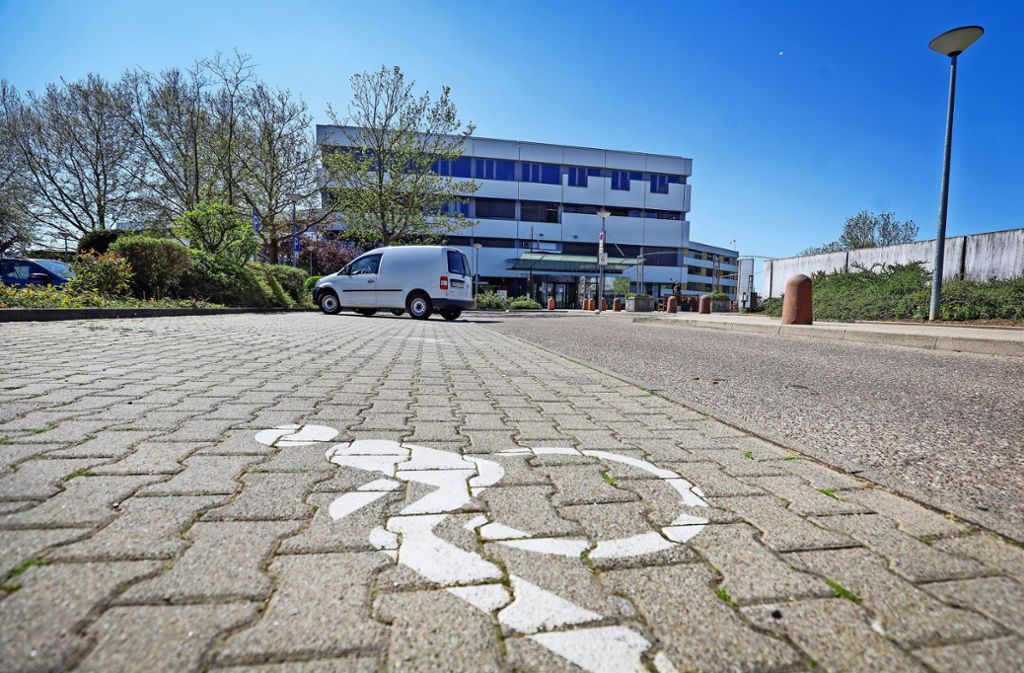 Der Parkplatz vor dem Leonberger Krankenhaus dürfte bald wieder voller werden. Foto: factum/Simon Granville