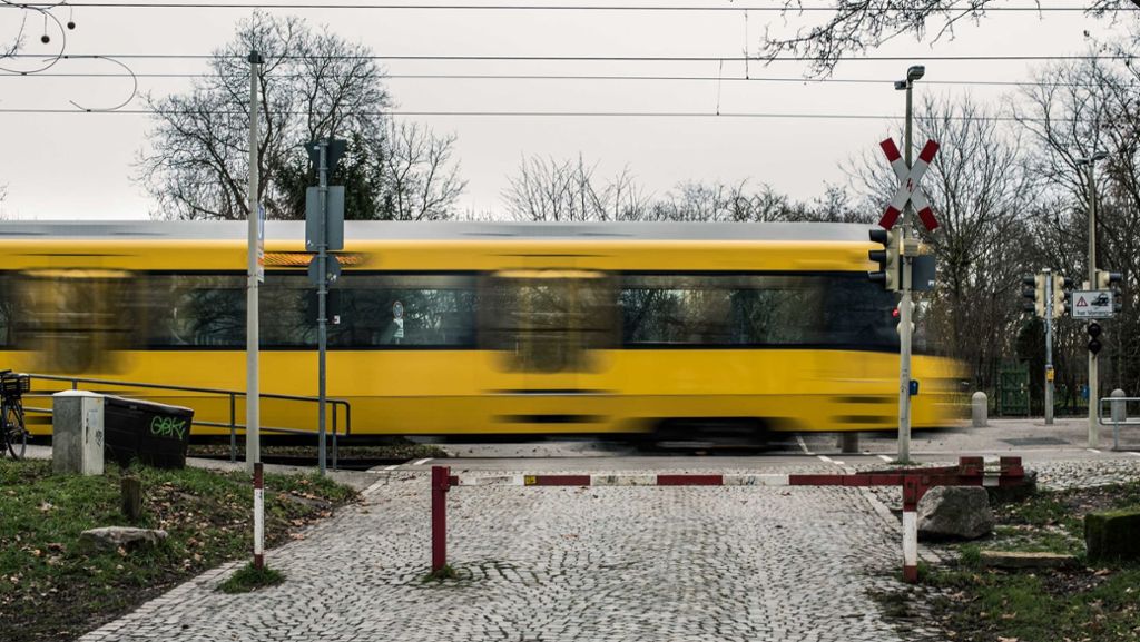 Ostfildern: Stadtbahn erfasst Frau mit Rollator