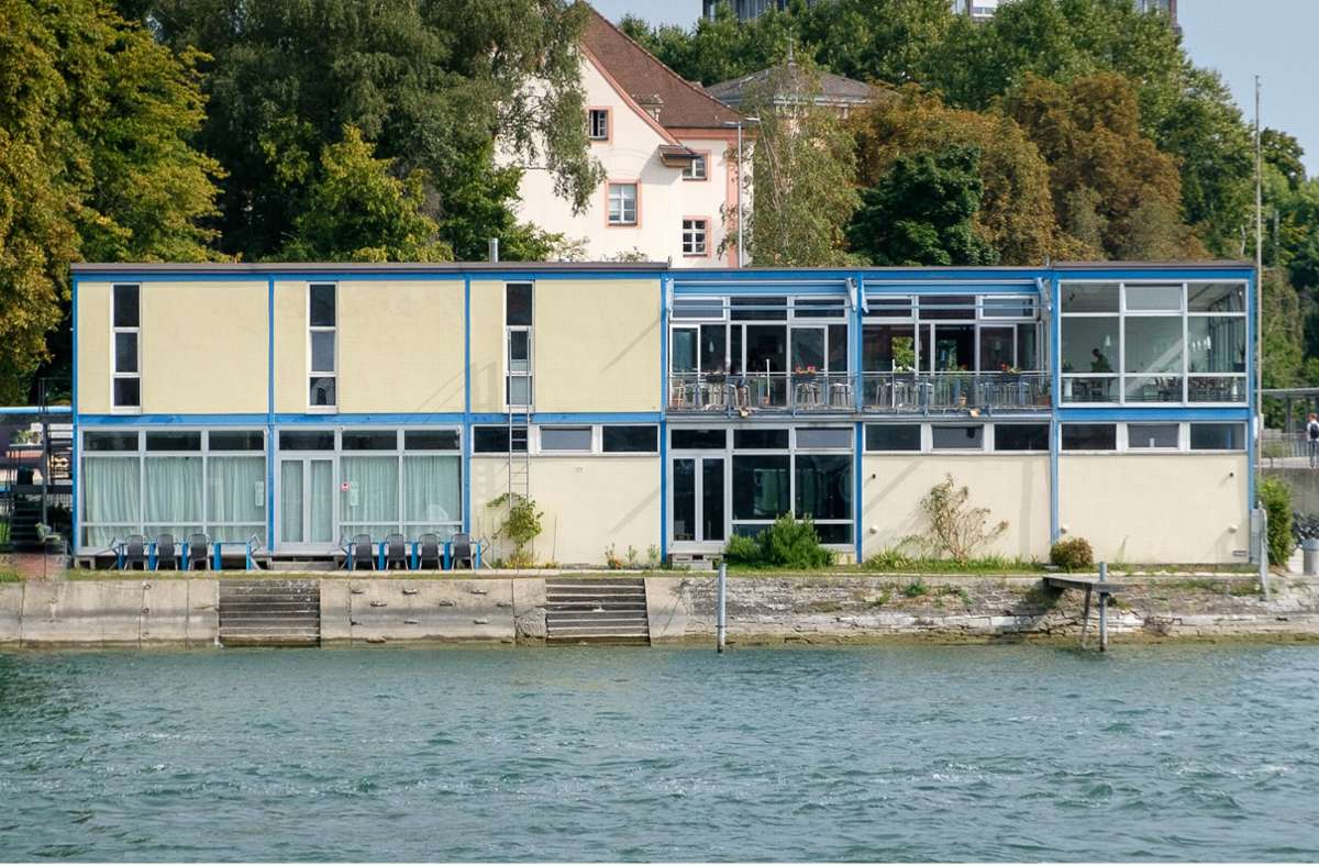 Von der Singener Autobahn kommend fährt man nach Konstanz. Hier gibt es gleich einige Gebäude im Bauhaus-Stil des Architekt Hermann Blomeier zu bewundern. Etwa den Ruderverein Neptun am Rheinufer.