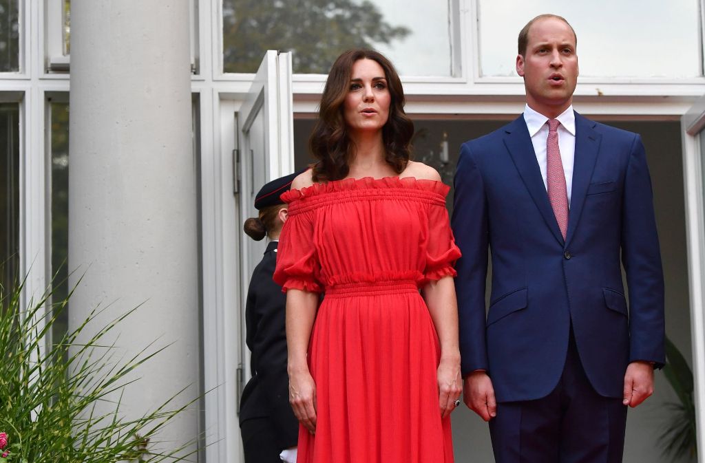 Herzogin Kate und Prinz William singen bei der Gartenparty in der britischen Botschaft in Berlin die Nationalhymne.