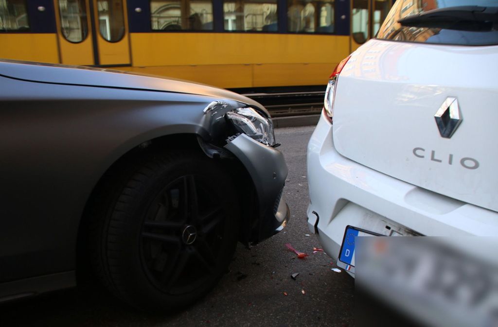 Durch den Zusammenstoß prallte der Mercedes gegen einen geparkten Renault und der Porsche gegen einen geparkten Skoda.