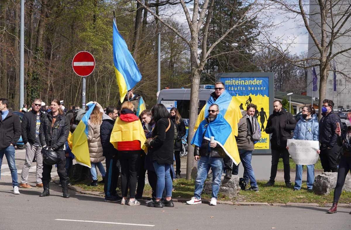 Etwa 20 Leute hatten sich in zu einer Pro-Ukraine-Gegendemo versammelt.