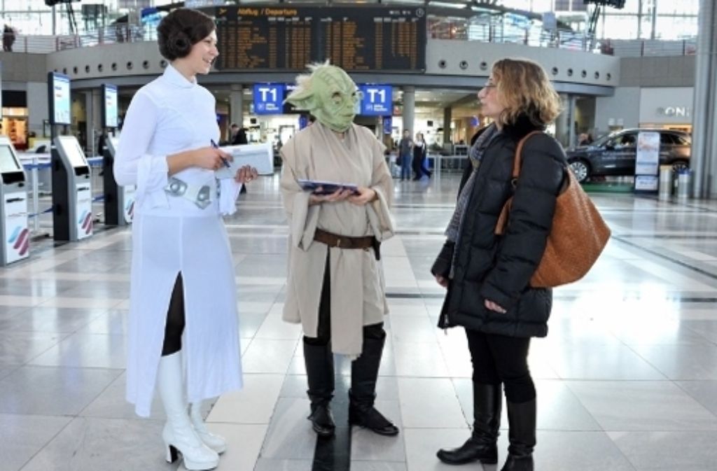 Die Eventmanagerin sichtet als Prinzessin Leia mit Meister Yoda Locations für Veranstaltungen auf dem Flughafen.
