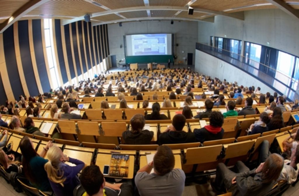 Studenten in einem Hörsaal. Dem neuen OECD-Bildungsbericht zufolge verdienen Akademiker in Deutschland im Schnitt 74 Prozent mehr als Facharbeiter.  Foto: dpa