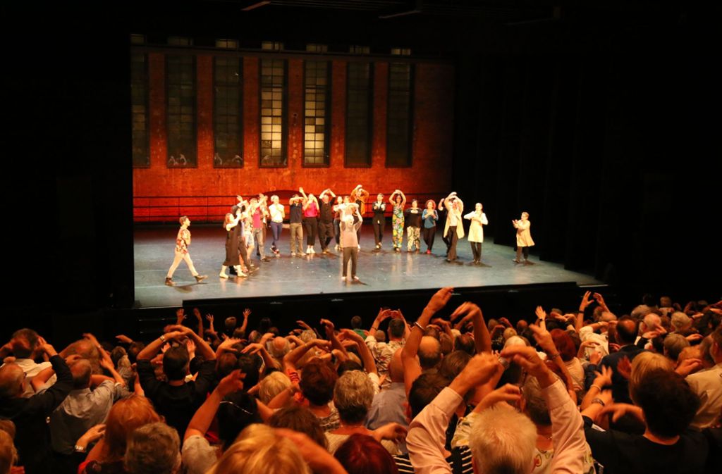 Tanzeinlage des Publikums zum 75. Geburtstag von Egon Madsen.