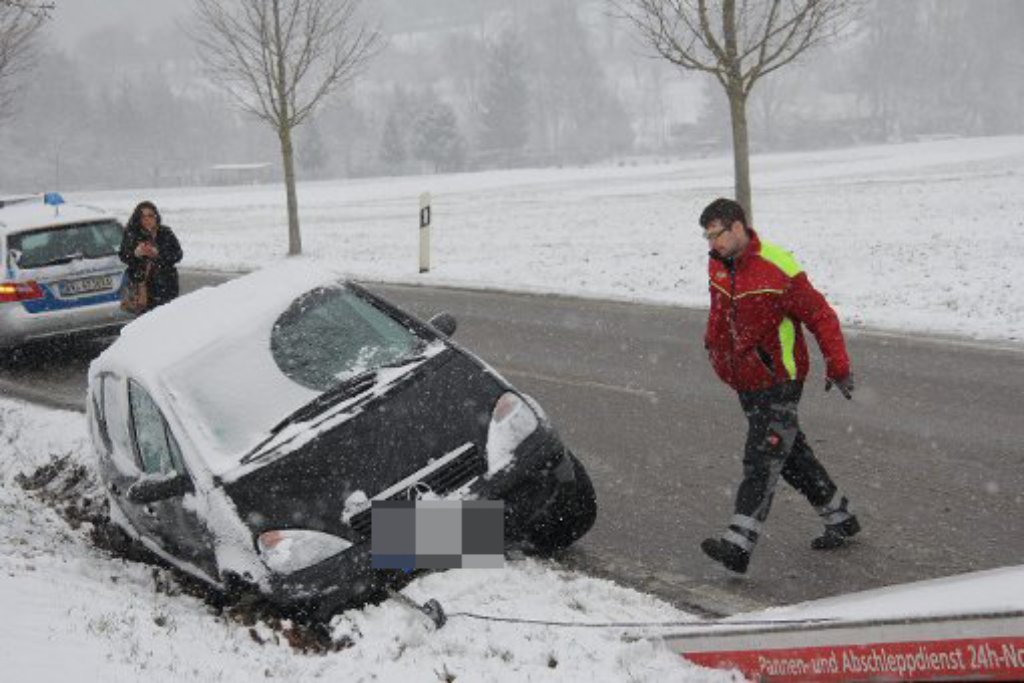 Der Wintereinbruch am Montagmorgen sorgte für viele Unfälle, wie im Kreis Esslingen: Eine 40-jährige Mercedes-Fahrerin musste am gegen 7.40 Uhr auf der L1207 zwischen Wernau und Freitagshof in einer Fahrzeugschlange abbremsen. Auf schneebedeckter Fahrbahn geriet ihr Fahrzeug ins Rutschen und landete im Straßengraben.